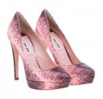 Pumps color rosa con efecto piel de serpiente de Miu Miu